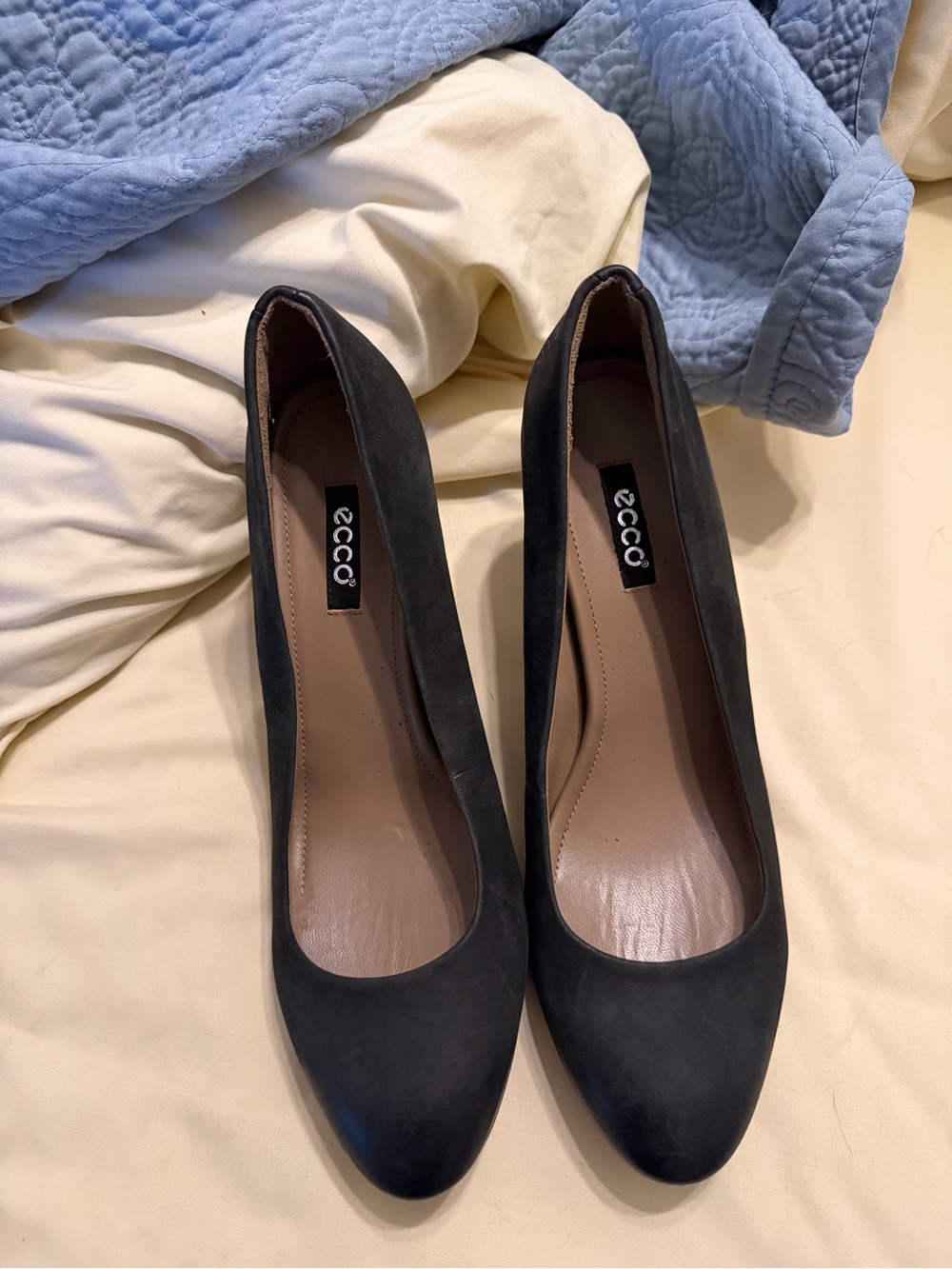 Ecco Black Suede Round-Toe Heel Pumps